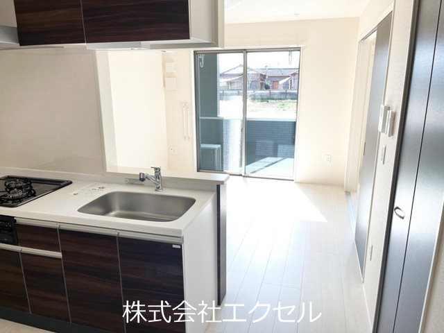 居室・リビング　エアコン完備の明るい室内です。