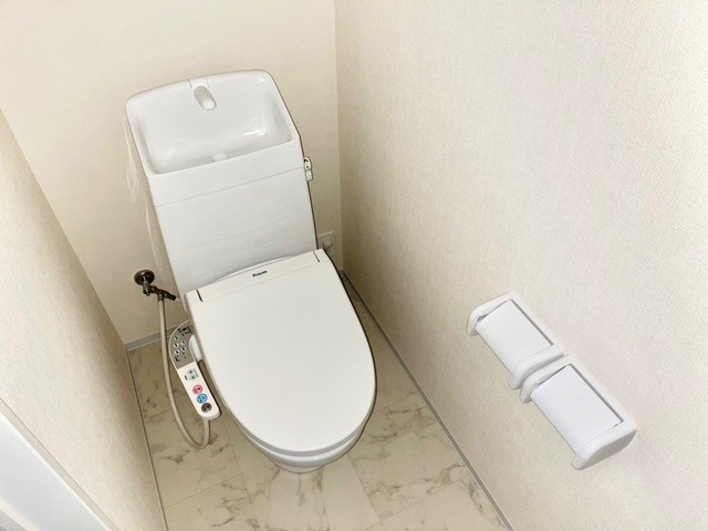 トイレ　温水洗浄便座です。