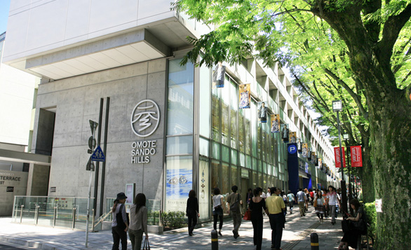 ショッピングセンター　表参道ヒルズ（ショッピングセンター）まで773m