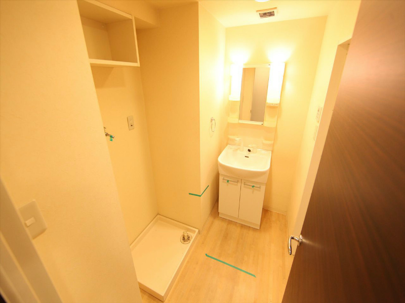 洗面設備　脱衣所　独立洗面台（シャンプードレッサー付）室内洗濯機置き場