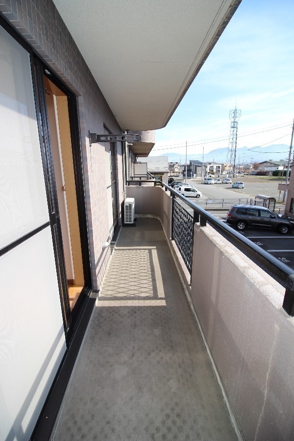 バルコニー　洗濯物が干せるバルコニー