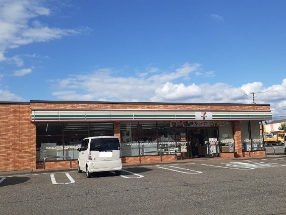 コンビニ　セブンイレブン見附新町3丁目店（コンビニ）まで690m