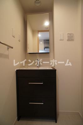 洗面設備　独立洗面台、小物を置くことができて便利です