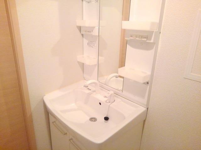 洗面設備　明るい洗面所です