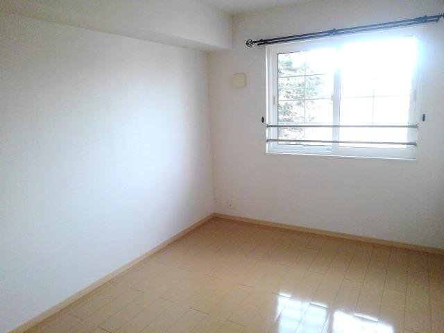 その他部屋・スペース　開放的な寝室です