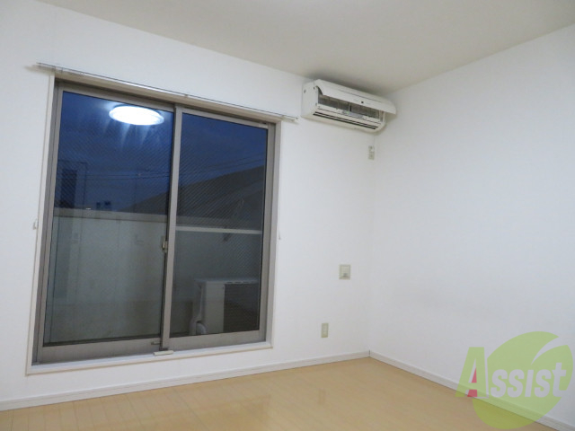 居室・リビング　陽の光が差し込む明るいお部屋は気持がいいですね～