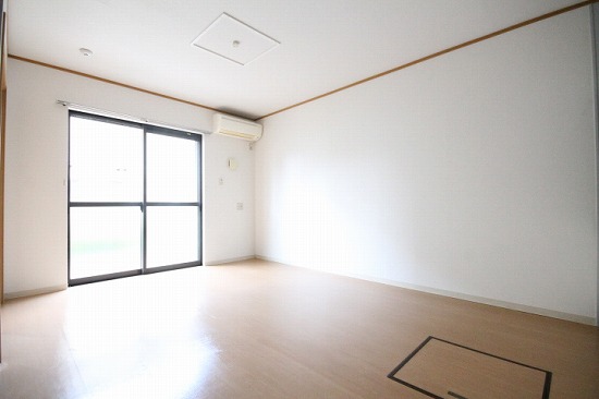 居室・リビング　こちらの居間で趣味の時間をお楽しみください