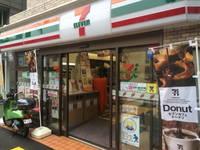 コンビニ　セブンイレブン根津駅前店（コンビニ）まで228m