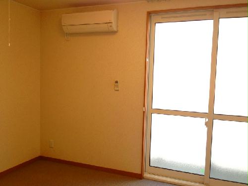 居室・リビング　ナチュラルな木目と白を基調とした室内