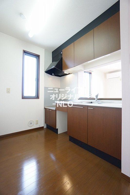 キッチン　収納充実☆ゴミ箱を置けるスペースもあり便利です☆