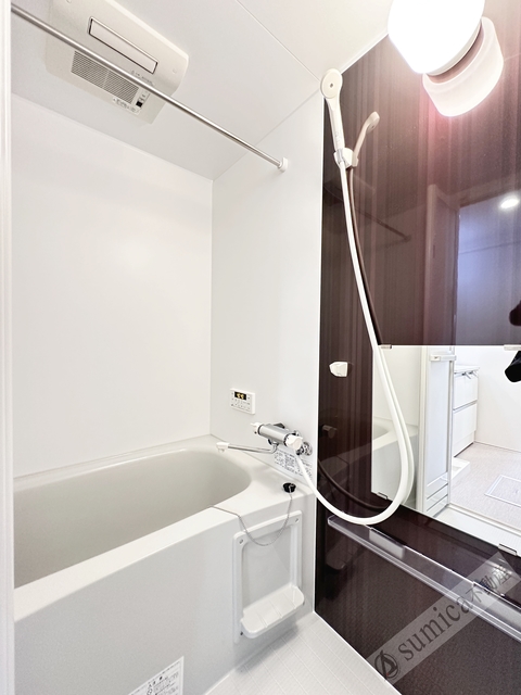 バス・シャワールーム　追い炊き・浴室乾燥機完備です。