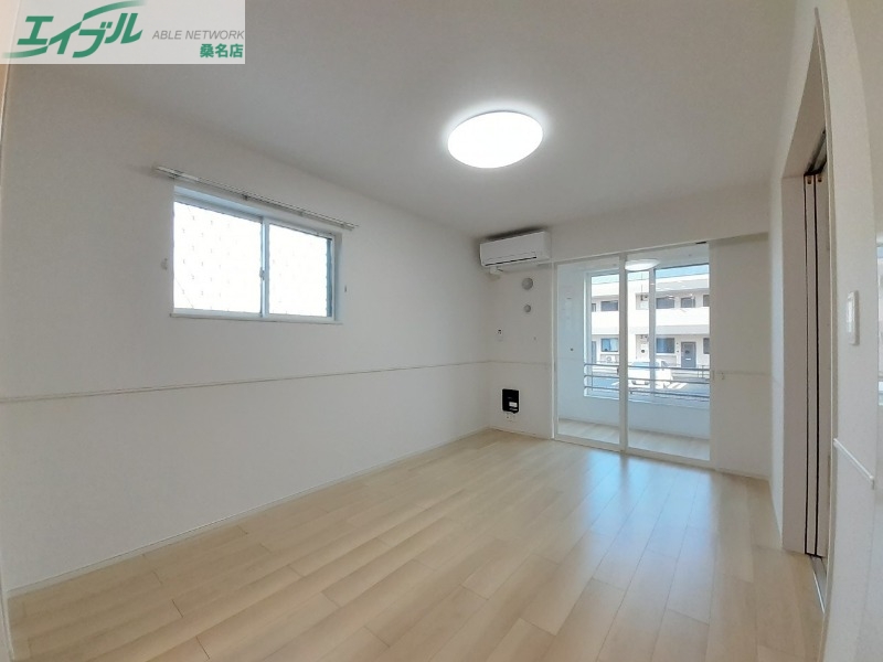 居室・リビング　同型参考写真です。