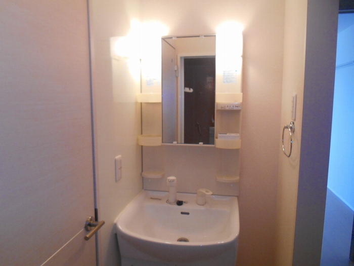 洗面設備　同物件反転写真です