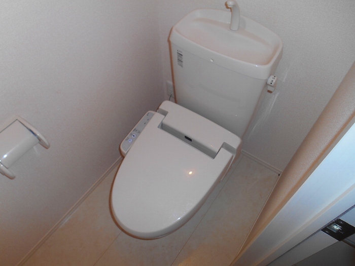 トイレ　同物件反転写真です