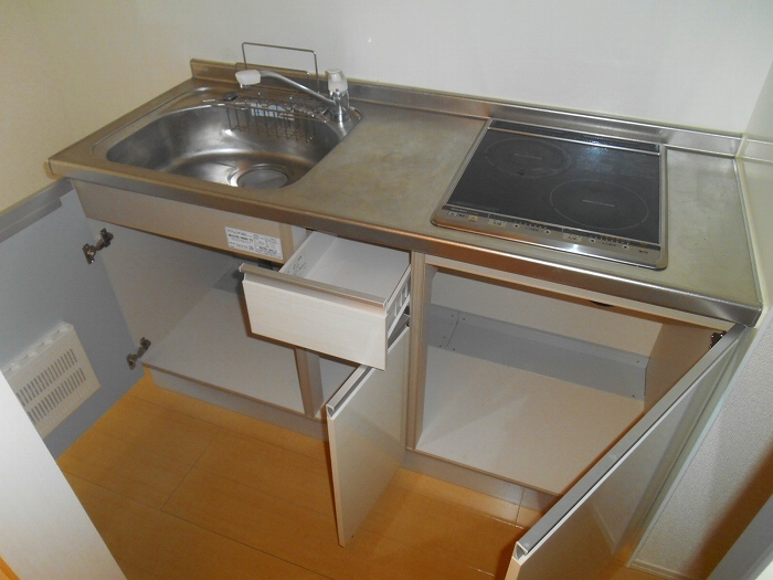 キッチン　同物件反転写真です