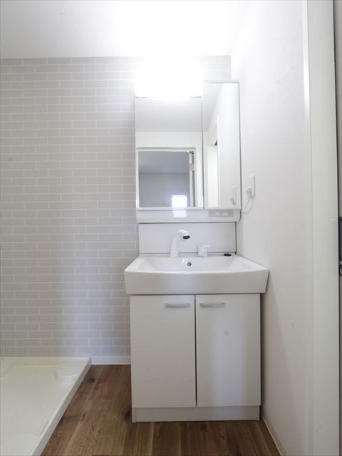 洗面設備　脱衣所　独立洗面台（シャンプードレッサー付）