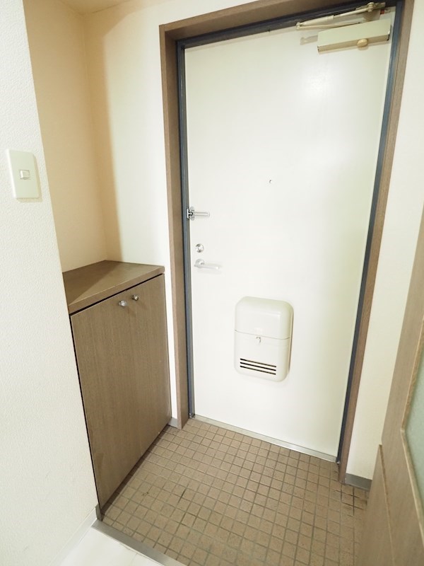 玄関　玄関収納あり。