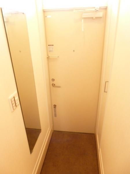 玄関　★　姿見付きのシューズＢＯＸあります　★