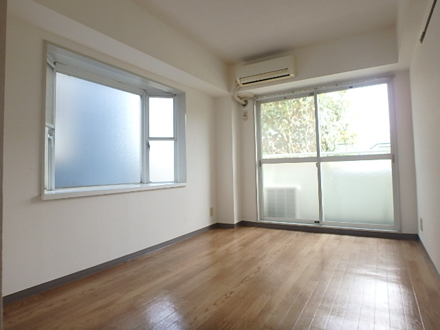 居室・リビング　２面採光の明るいお部屋です。