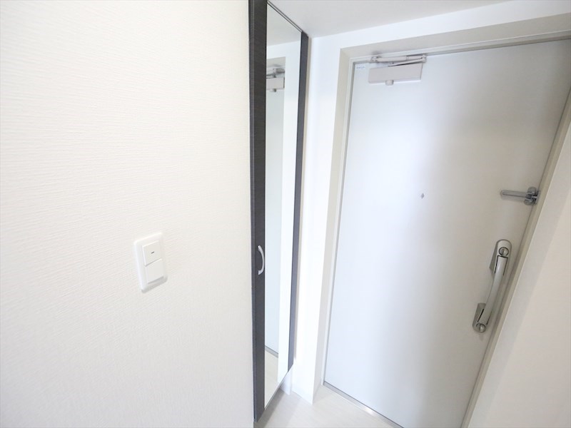 玄関　玄関　シューズボックス　姿見鏡付き（収納充実してます）