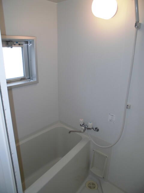 バス・シャワールーム　【浴室】窓有