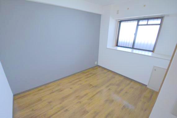 居室・リビング　朝には心地よい光が差し込む、このお部屋でお休みください。