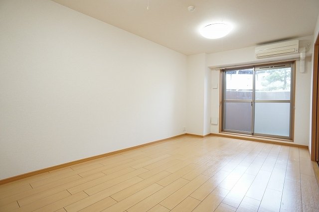 居室・リビング　明るい色調の室内です