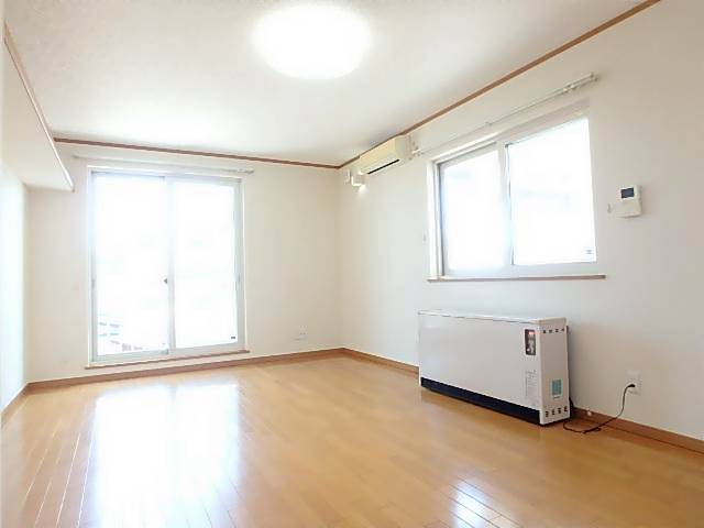 居室・リビング　大きな窓で明るいリビングダイニングです