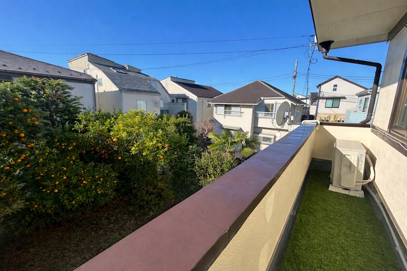 バルコニー　：　LDKから続く緑が眺められるスペース