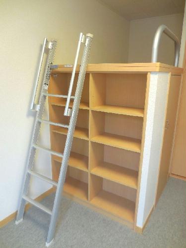 収納　ベット脇にも収納があります。