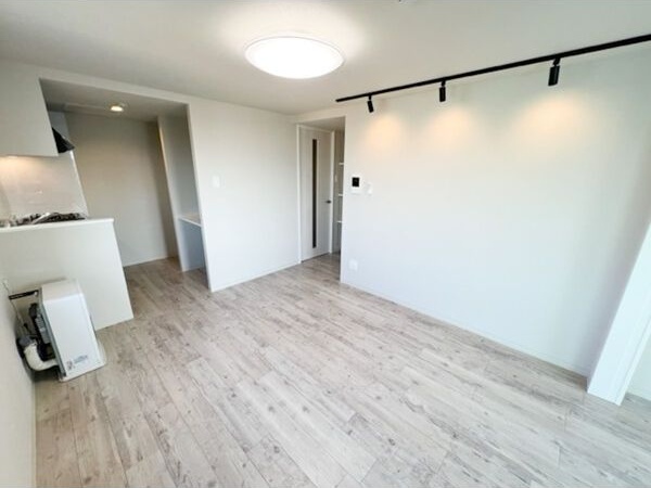 居室・リビング　壁面が多く家具の配置がしやすいです♪