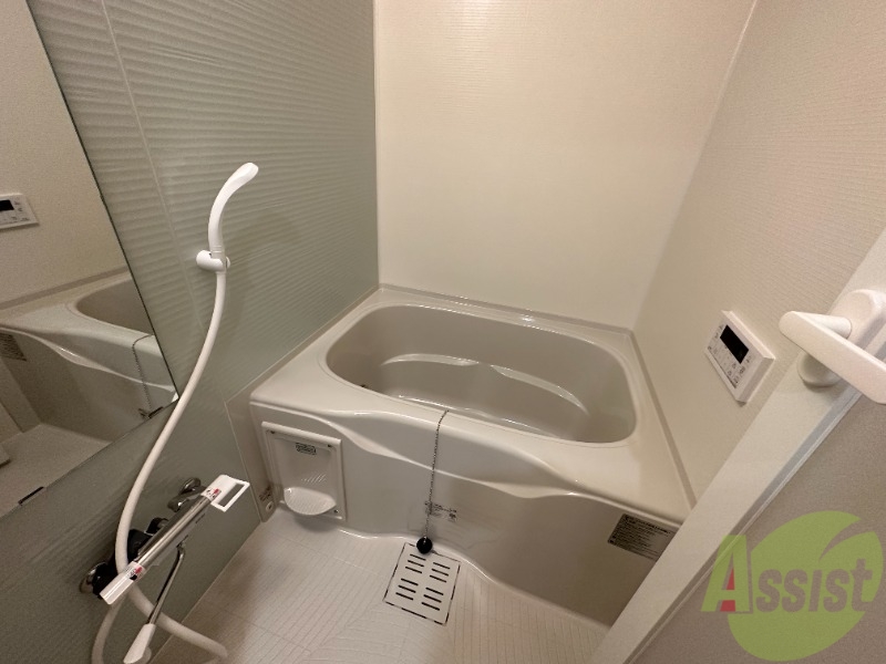 バス・シャワールーム　浴室はシンプル。一人暮らしにはちょうど良いサイズですね。