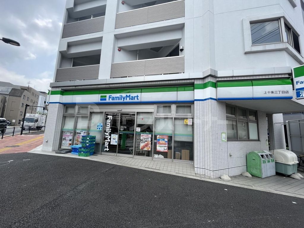 コンビニ　ファミリーマート上十条三丁目店（コンビニ）まで90m
