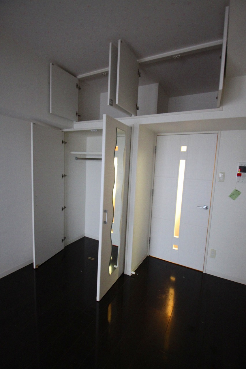 収納　鏡付のクローゼット＊号室・階数によって色味違います