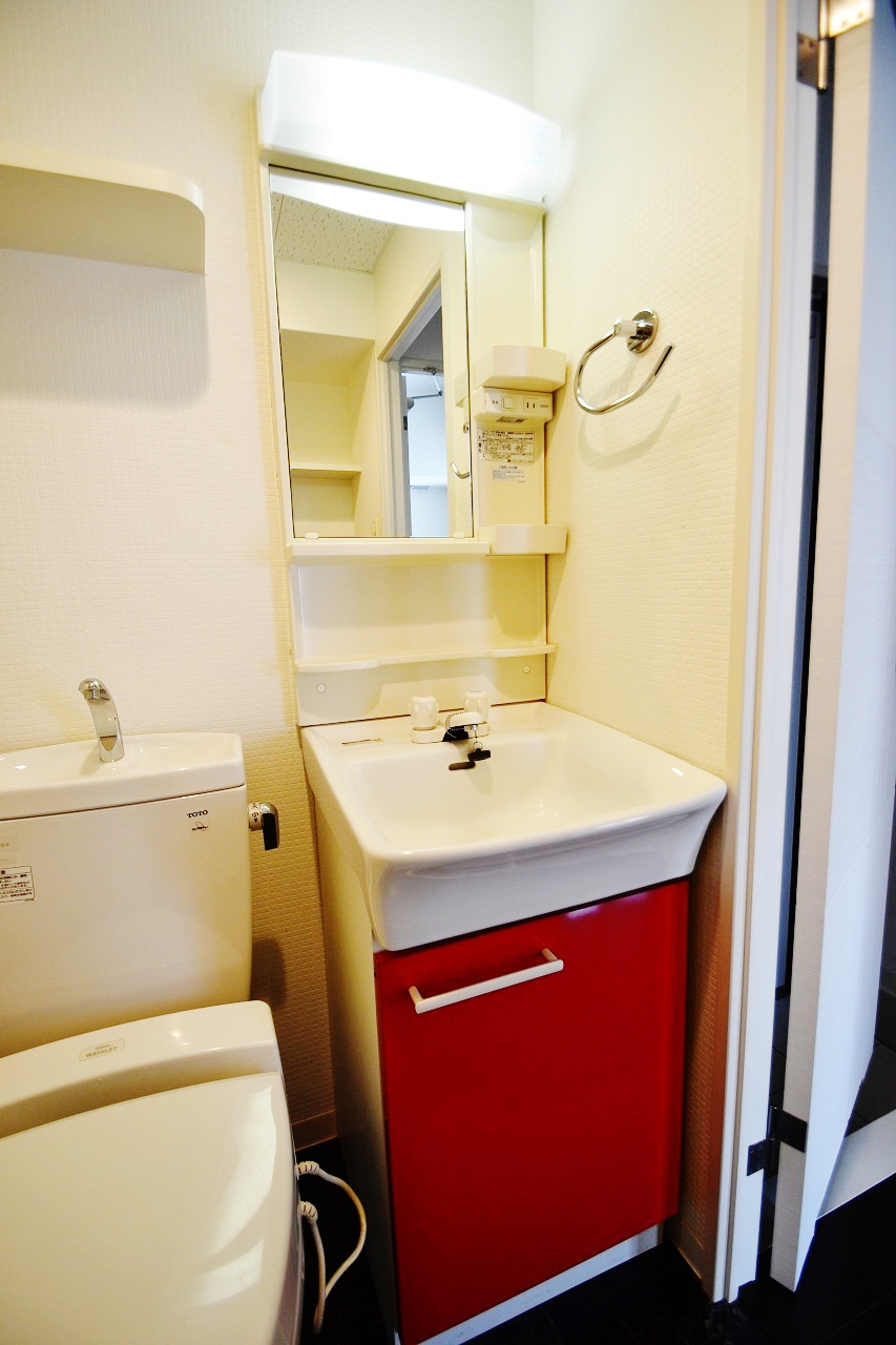 洗面設備　脱衣場に洗面台が嬉しいですね♪：階数によって色味異なります