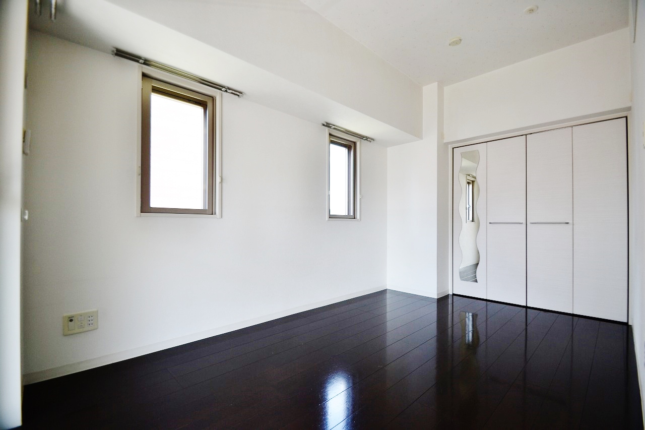 居室・リビング　デザイナーズ仕様の室内：階数によって色味異なります