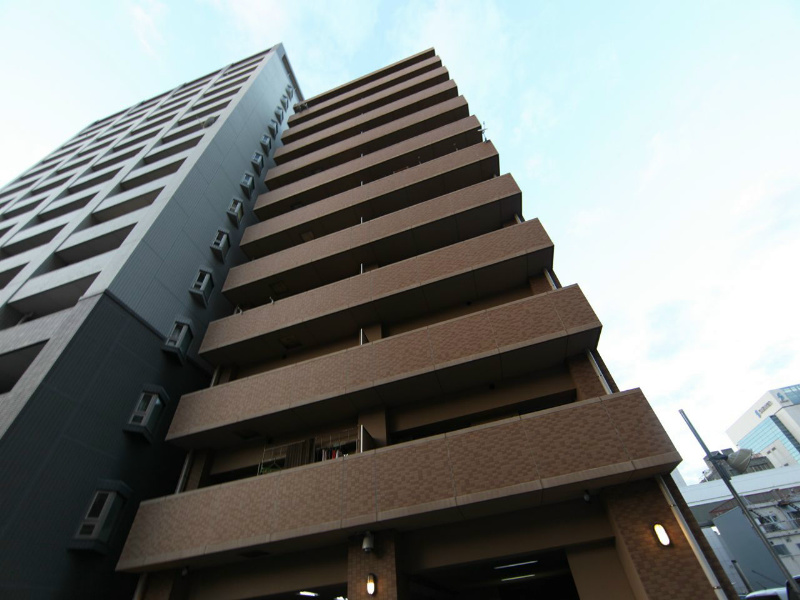 建物外観　外観　防犯カメラ5台　オートロック  宅配ＢＯＸ　バイク置場