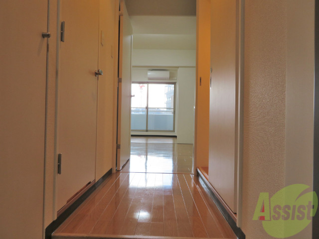 玄関　玄関からも陽の光が見えて、気持ちが良いですね。