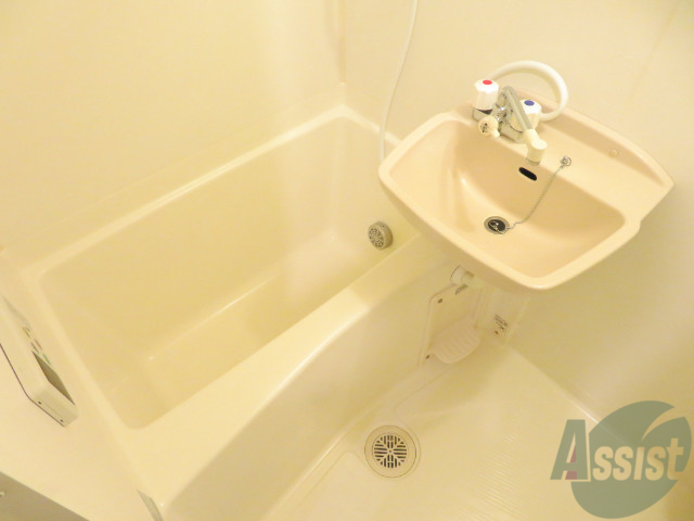 バス・シャワールーム　シンプルなデザインのお風呂です。ゆったりとお入りください。