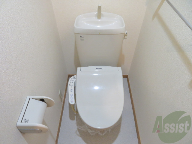 トイレ　ウォシュレットなどの各機能が付いた便利なトイレです。