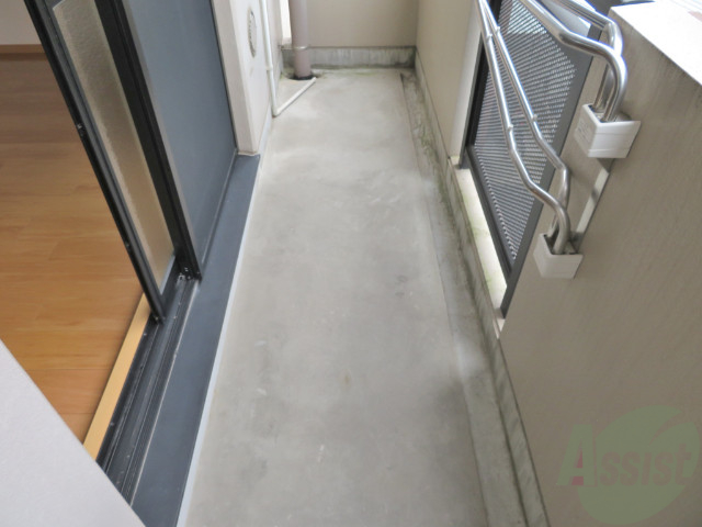 バルコニー　バルコニーは奥行きがあり、作業も余裕を持ってできそうです。