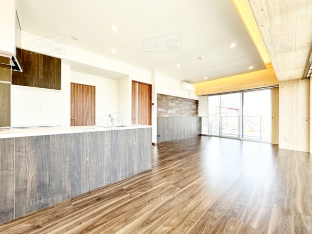 居室・リビング　窓が大きくて広いリビングです☆