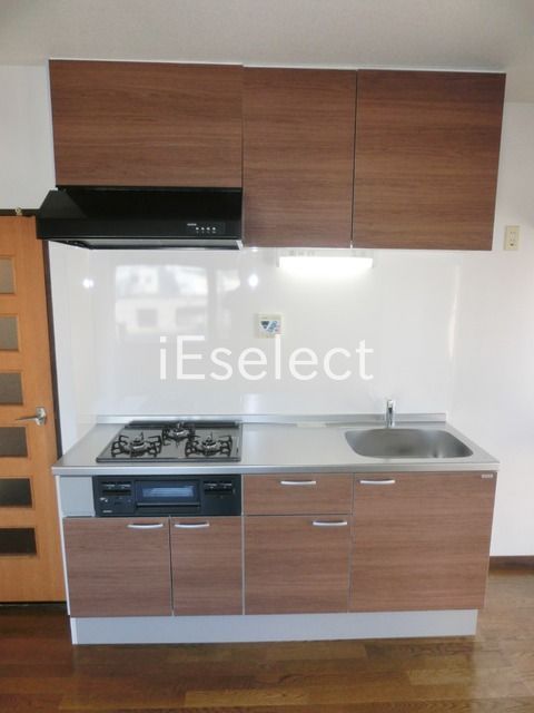 キッチン　収納も多く使いやすい3口コンロのシステムキッチンです