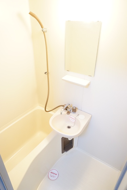 バス・シャワールーム　洗面ボウル付きバスルームです☆