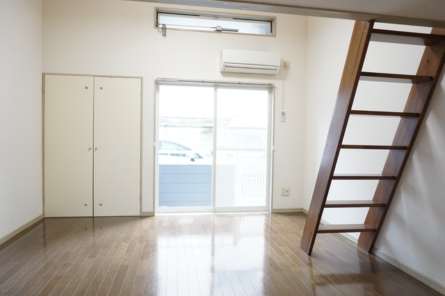 居室・リビング　８帖の洋室です☆