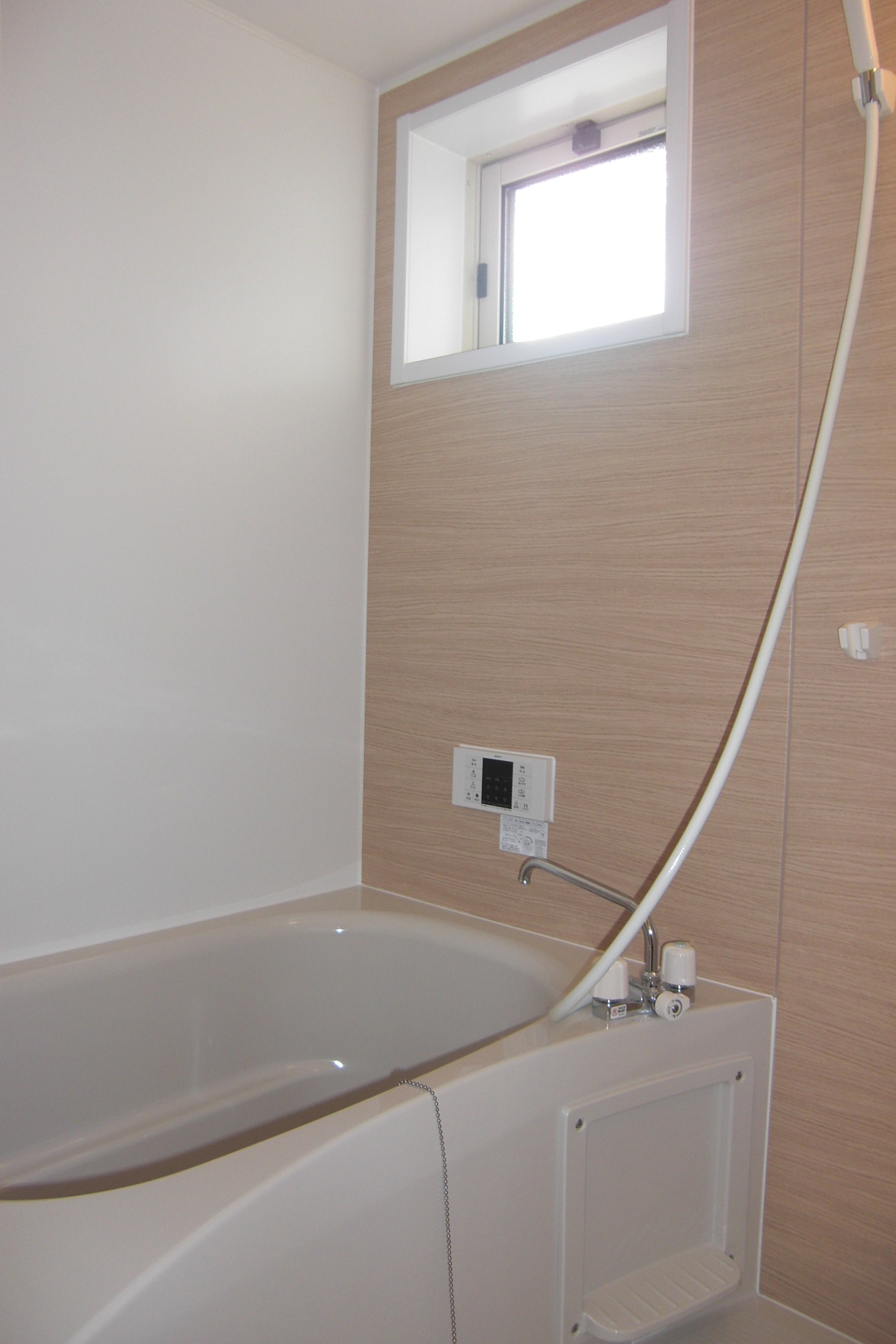 バス・シャワールーム　追い炊き機能付きです！窓付きで換気も出来ます！