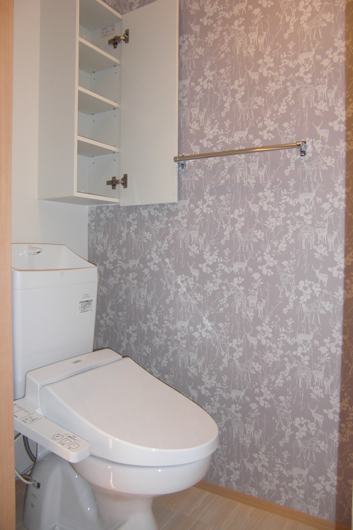 トイレ　ウォシュレットトイレ付き。便利な収納棚付です。