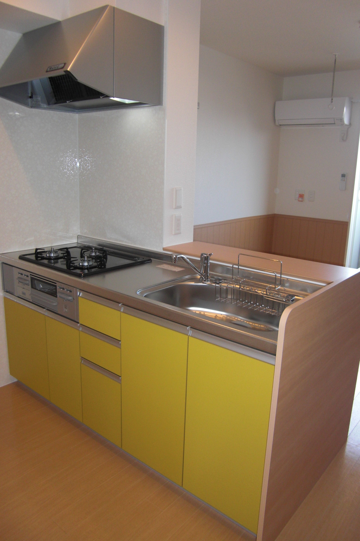 キッチン　カウンタータイプのキッチンです！システムキッチンを搭載。