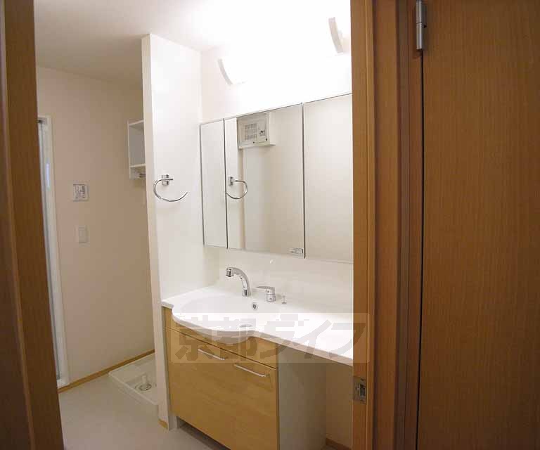 洗面設備　ホテルのような独立洗面台です。