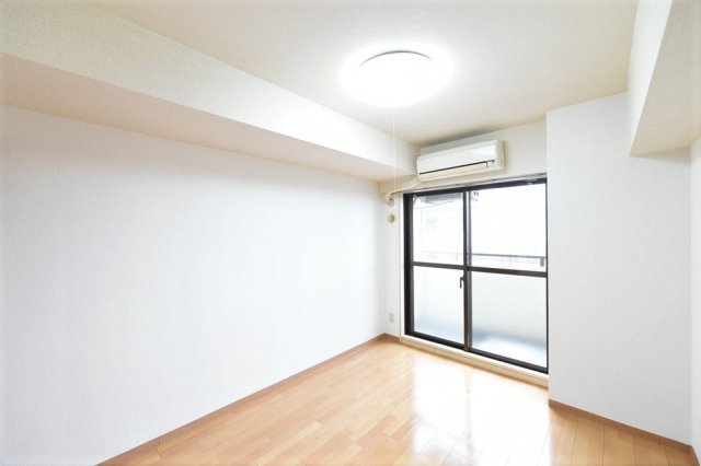 居室・リビング　反転